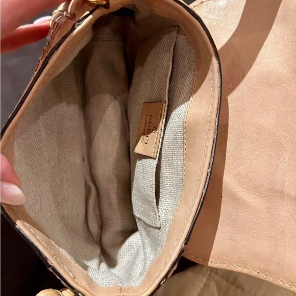 GUCCI
Leather Snaffle Bit Small Shoulder Bag Beige - Picture 8 of 17